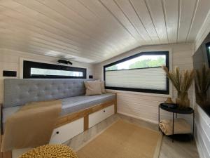 a small room with a bench and a window at Tiny House WICA in Königs Wusterhausen