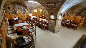 an overhead view of a restaurant with tables and chairs at Pitvar Vendégház in Zalaegerszeg