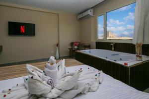 Un pat sau paturi într-o cameră la Pyramids Palace View INN