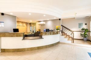 eine Lobby oder ein Wartebereich in einem Krankenhaus in der Unterkunft Bristol Sabrina Hotel de Charme Joinville in Joinville