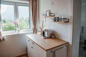 a kitchen with a counter and a window at Bergblick Zimmervermietung in Ebensee