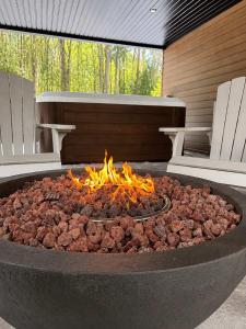 a fire pit with a bunch of hamburgers on it at Spa Mountains & Ultimate Comfort - Le Jameson in Saint-Philémon
