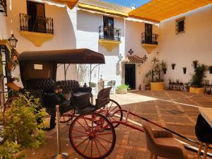 Eine Pferdekutsche parkte in einem Innenhof in der Unterkunft Hacienda El Santiscal in Arcos de la Frontera
