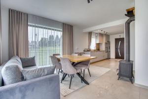 a kitchen and dining room with a table and chairs at Mery House Agroturystyka in Biały Dunajec
