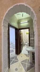 a bathroom with a sink and a mirror at اجنحة رحال لشقق الفروشة in Medina
