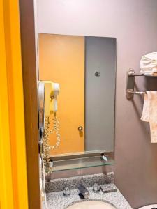 a bathroom with a mirror and a sink at Apto Amoblado Luxury in Bucaramanga