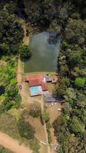 an aerial view of a house next to a lake at Apartamento no Camping Mairipora in Mairiporã