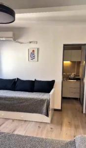 a bedroom with a bed and a kitchen at Aires Express in Buenos Aires