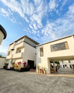 a white house with a lot of windows at Villas del Oasis in Ricaurte