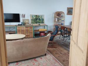 a living room with a couch and a table at De oude statie in Tessenderlo