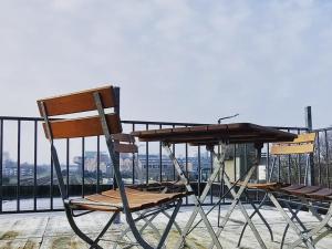 a table and chairs sitting on top of a balcony at De oude statie in Tessenderlo