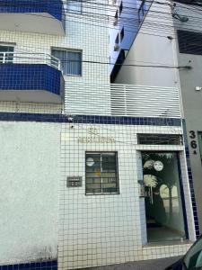 a building with blue and white tiles on it at Apartamento Central in Montes Claros