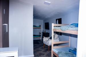 a room with two bunk beds and a desk at pousada campolim prox ao hospital Bos in Sorocaba +35 photos