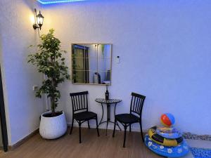 a room with two chairs and a table and a mirror at קסם צפתי in Safed