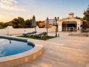 a backyard with a swimming pool and a building at El Refugio de Leyla in Masía de Correntilla