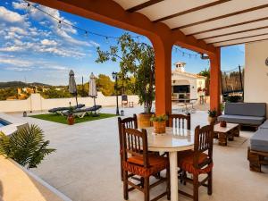 a patio with a table and chairs on a patio at El Refugio de Leyla in Masía de Correntilla