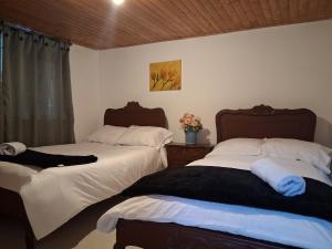 two beds sitting next to each other in a bedroom at Fonte di vita in Duitama
