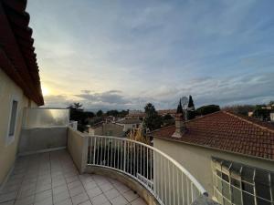 a balcony of a house with a white railing at Spacious 3-room apartment in Fréjus