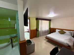 a bedroom with a bed and a bathroom with a shower at Apartahotel Vincent Suites in Pasto