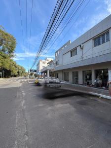 an empty street in front of a building at Apart 102 CENTRO in Tubarão