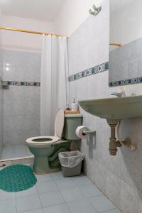 a bathroom with a green toilet and a sink at Casa Blanca in Santa Marta