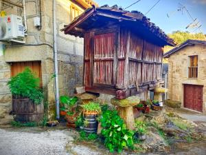an old house with a bird house on the side of it at A Casiña do Río in Celanova