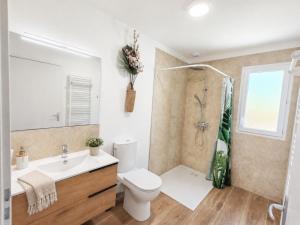a bathroom with a toilet and a sink at Le temps de la pause 2 in Cepoy