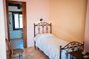a bedroom with a bed and a bathroom at Tenuta la Selva Casa I Lavatoi in Casal Velino