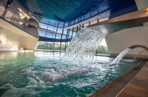 a water fountain in a swimming pool at Azur, Cosy Blue studio, ultra centre de Desvres in Desvres