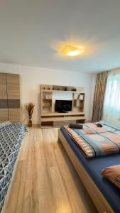 Un pat sau paturi într-o cameră la Roxen House +14 fotografii
