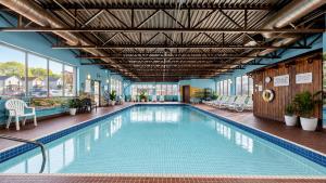 ein großes Schwimmbecken in einer Hotellobby mit in der Unterkunft River Rapids Inn in Niagara Falls