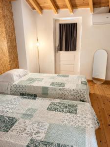 two beds sitting next to each other in a room at Ductus Aquae House in Évora