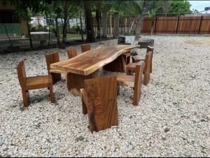 a wooden table and chairs in a yard at Cabaña Vivanco in Coveñitas +2 photos