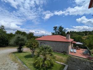 a small house with a red roof at Casa da Sofia in Ponte da Barca