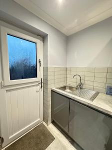 a kitchen with a sink and a window at Contractors Home - 4 Bedroom Long Stays Welcome - Barnsley in Shafton +17 photos