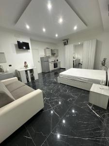 a large room with a bed and a kitchen at Casa Birmano in Taranto