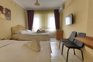 A bed or beds in a room at Gizem Pansiyon