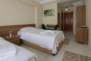 A bed or beds in a room at Gizem Pansiyon