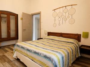 a bedroom with a bed with a colorful blanket at B&B Interno SG in LʼAquila