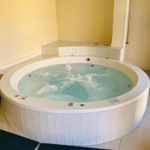 a large jacuzzi tub in a room at Aparthotel La Quinta in Santa Cruz de la Sierra +20 photos