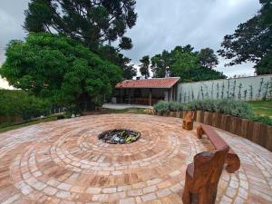 a patio with a fire pit in a yard at Cura e Conexões in Jarinu
