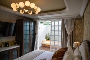 a bedroom with a bed with a chandelier at Roma Nueve Dos Hotel Boutique in Mexico City