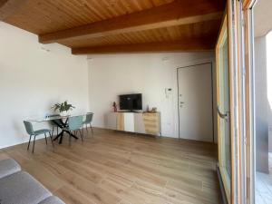 a living room with a table and a dining room at Vacanze in centro a un passo dal mare in Montesilvano