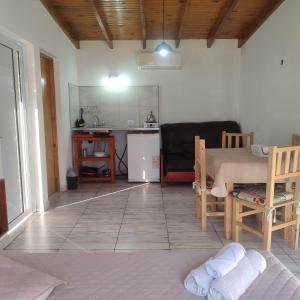 a kitchen and a living room with a table and a kitchen at Complejos EG in San Miguel del Monte