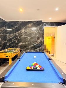 a game room with a pool table in it at Maison privative SPA Jacuzzi Sauna Salle de jeux in Weitbruch