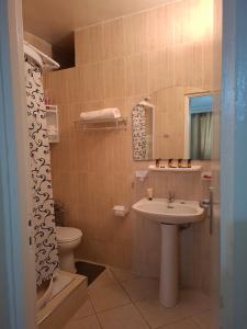 a bathroom with a sink and a toilet at appartement 3 gare tgv in Kenitra +25 photos