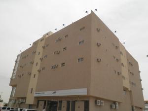 a large building with birds on the top of it at مراحل للشقق المخدومة الخرج 1 in Al Kharj