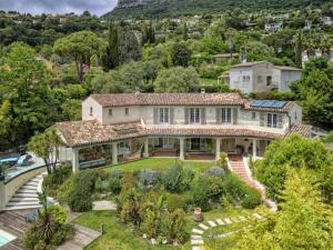 an aerial view of a house with a garden at Havre de paix -Élégante villa avec piscine au cœur d'un écrin de verdure in Vence