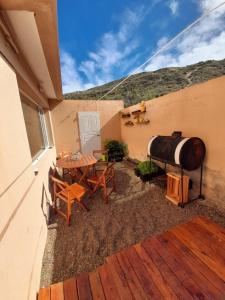 a patio with a table and a water tank at Casa Valdés in Puerto Pirámides
