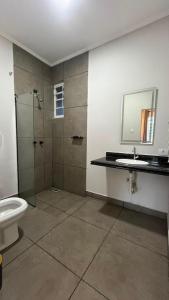 a bathroom with a shower and a toilet and a sink at Studio no Centro com VISTA PARA O CRISTO in Poços de Caldas +18 photos